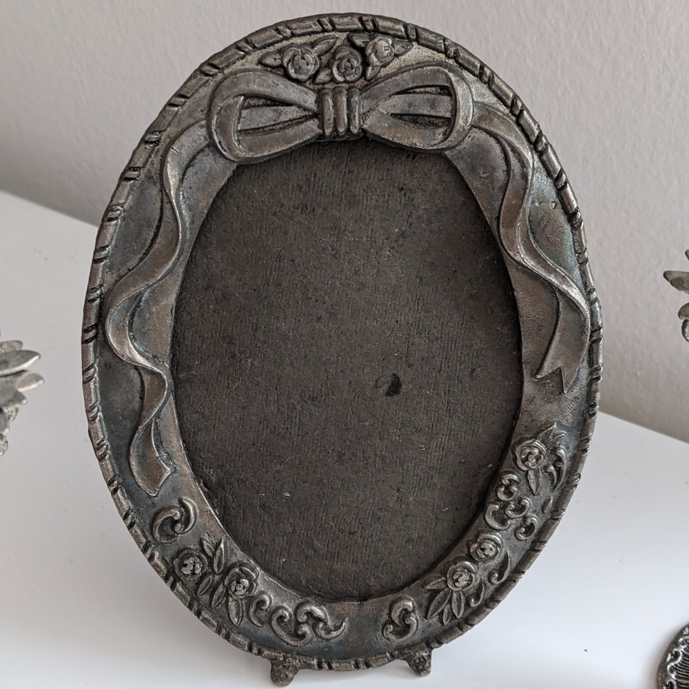 Oval standing Persian frame in silver vintage sty